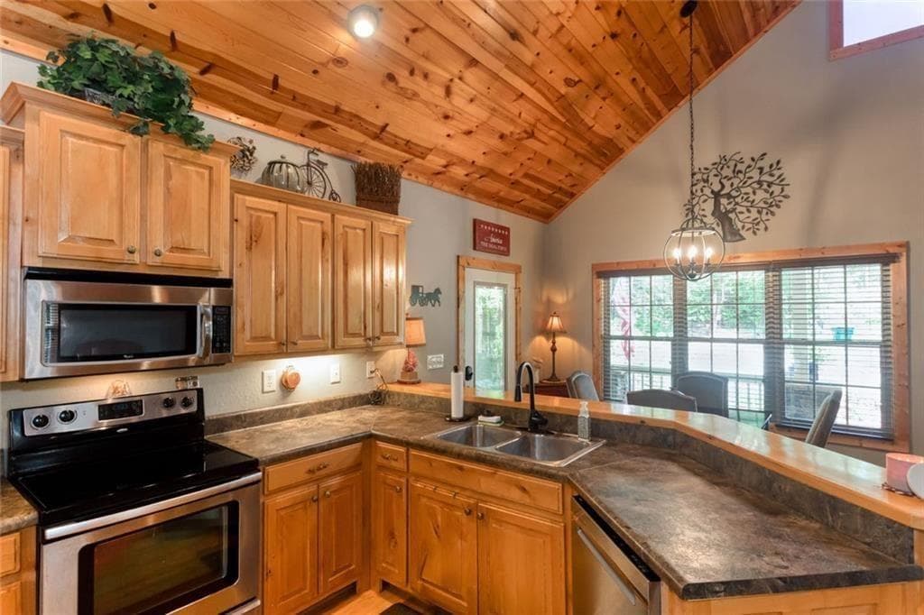 2 bedroom, 3 bathroom, 1,836 sq ft single family residence for sale at 925 Zeppelin Strasse, Helen, GA 30545 — photo 8