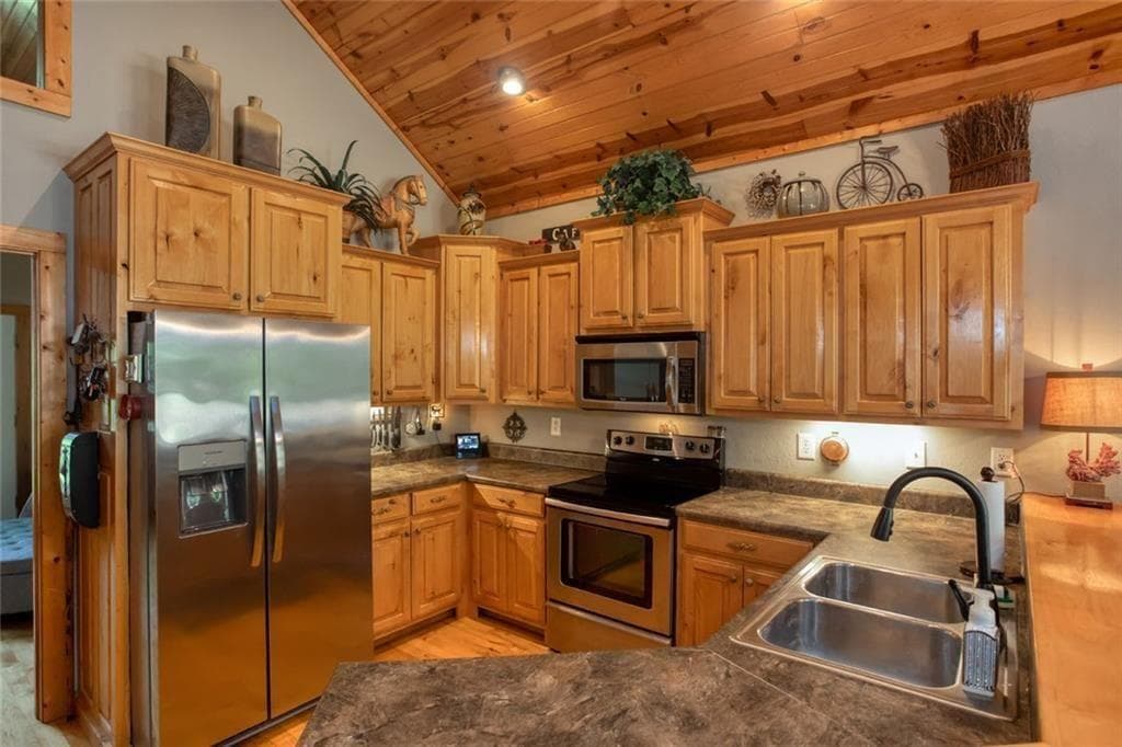 2 bedroom, 3 bathroom, 1,836 sq ft single family residence for sale at 925 Zeppelin Strasse, Helen, GA 30545 — photo 9