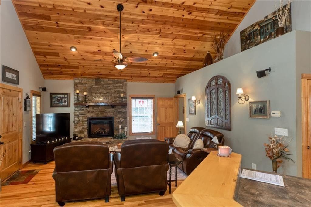 2 bedroom, 3 bathroom, 1,836 sq ft single family residence for sale at 925 Zeppelin Strasse, Helen, GA 30545 — photo 10