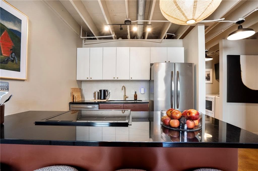 1 bedroom, 1 bathroom, 904 sq ft condominium for rent at 650 Glen Iris Drive 31, Atlanta, GA 30308 for $3,500 a month — photo 8