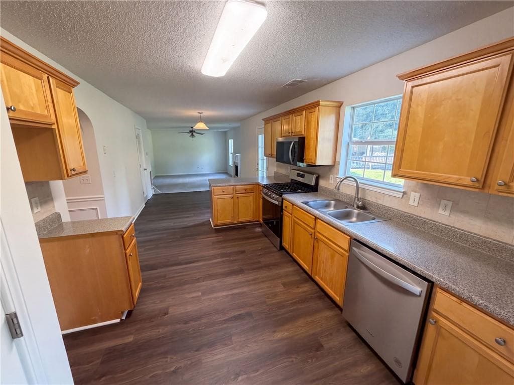 4 bedroom, 3 bathroom, 2,972 sq ft single family residence for sale at 7425 Bodnant Drive, Fairburn, GA 30213 — photo 2