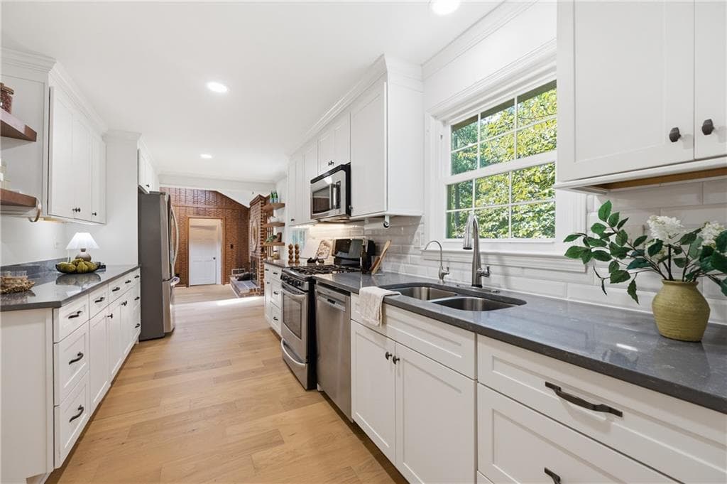 4 bedroom, 3 bathroom, 2,825 sq ft single family residence for sale at 2458 Fontainebleau Drive, Atlanta, GA 30360 — photo 7