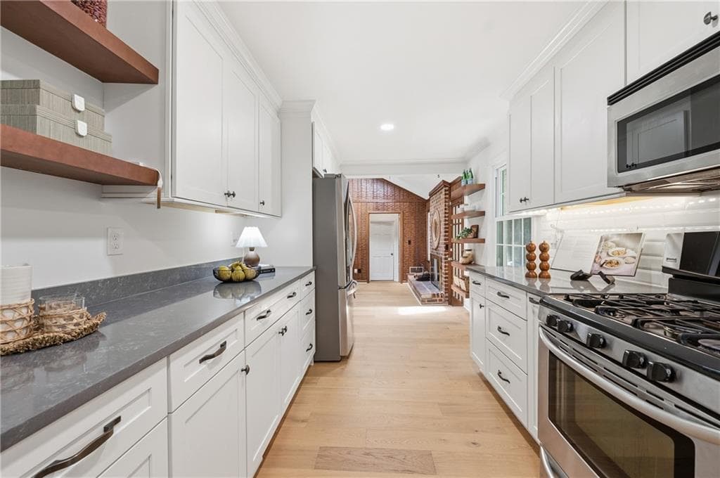 4 bedroom, 3 bathroom, 2,825 sq ft single family residence for sale at 2458 Fontainebleau Drive, Atlanta, GA 30360 — photo 8