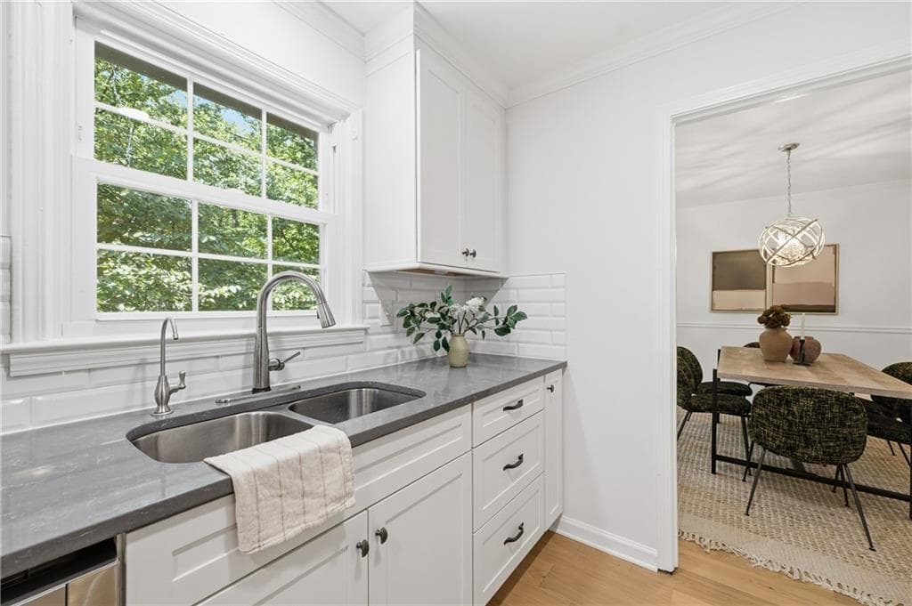 4 bedroom, 3 bathroom, 2,825 sq ft single family residence for sale at 2458 Fontainebleau Drive, Atlanta, GA 30360 — photo 9