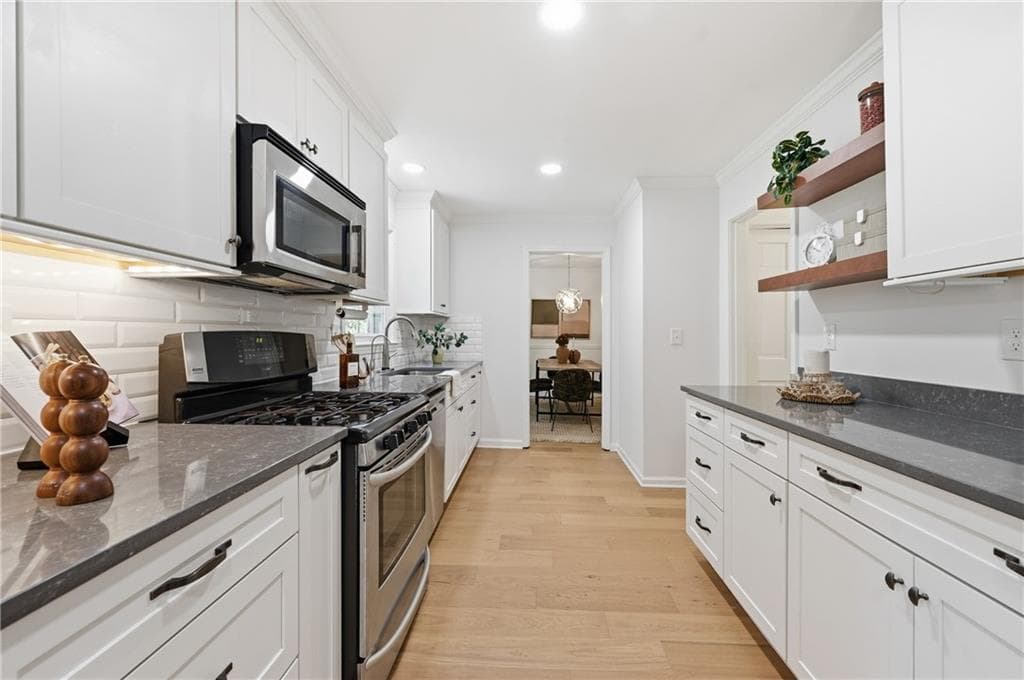 4 bedroom, 3 bathroom, 2,825 sq ft single family residence for sale at 2458 Fontainebleau Drive, Atlanta, GA 30360 — photo 10