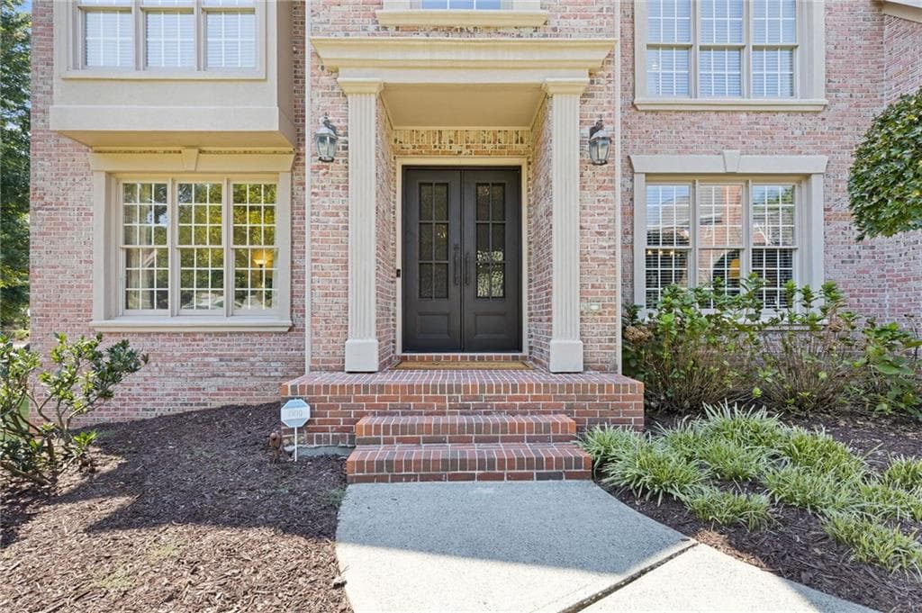 6 bedroom, 5 bathroom, 4,580 sq ft single family residence for sale at 700 Rose Creek Circle, Johns Creek, GA 30097 — photo 2