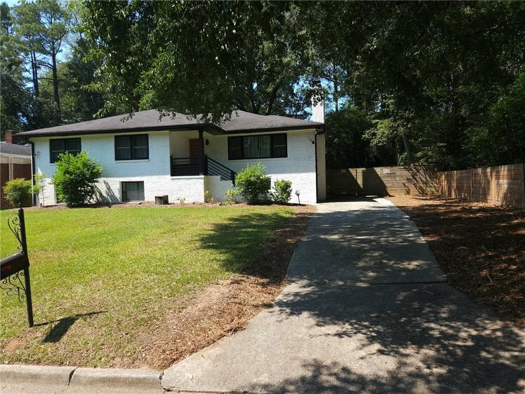 6 bedroom, 4 bathroom, 3,424 sq ft single family residence for sale at 280 W Lake Drive, Atlanta, GA 30314 — photo 2