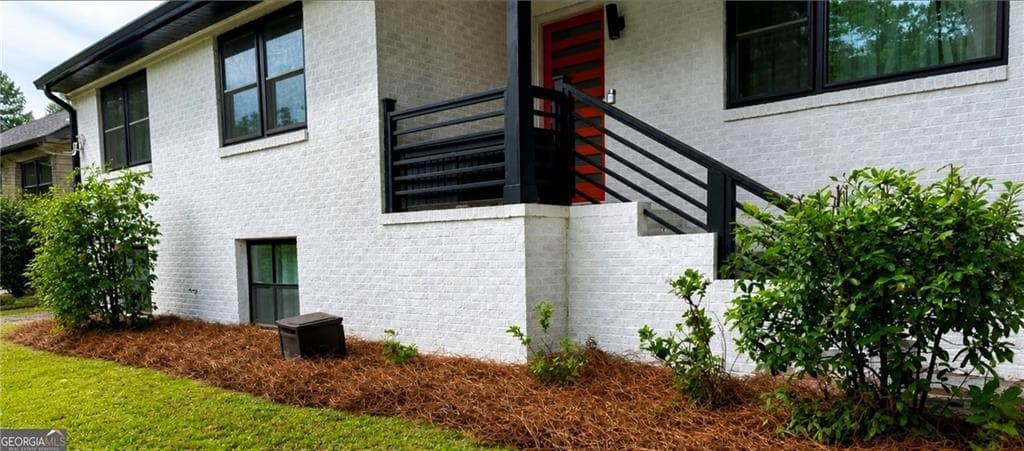 6 bedroom, 4 bathroom, 3,424 sq ft single family residence for sale at 280 W Lake Drive, Atlanta, GA 30314 — photo 3