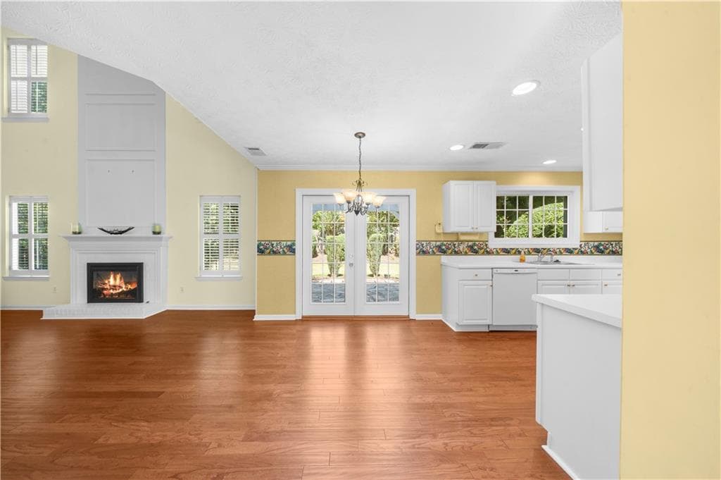 3 bedroom, 3 bathroom, 2,215 sq ft single family residence for sale at 1010 Bradford Drive, Roswell, GA 30076 — photo 4