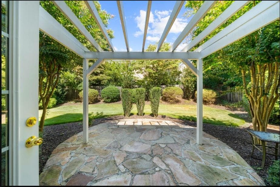 3 bedroom, 3 bathroom, 2,215 sq ft single family residence for sale at 1010 Bradford Drive, Roswell, GA 30076 — photo 2