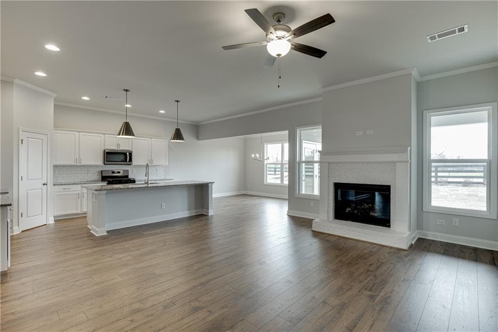 3 bedroom, 2 bathroom, 2,009 sq ft single family residence for sale at 210 Oakdale Road, Jefferson, GA 30549 — photo 5