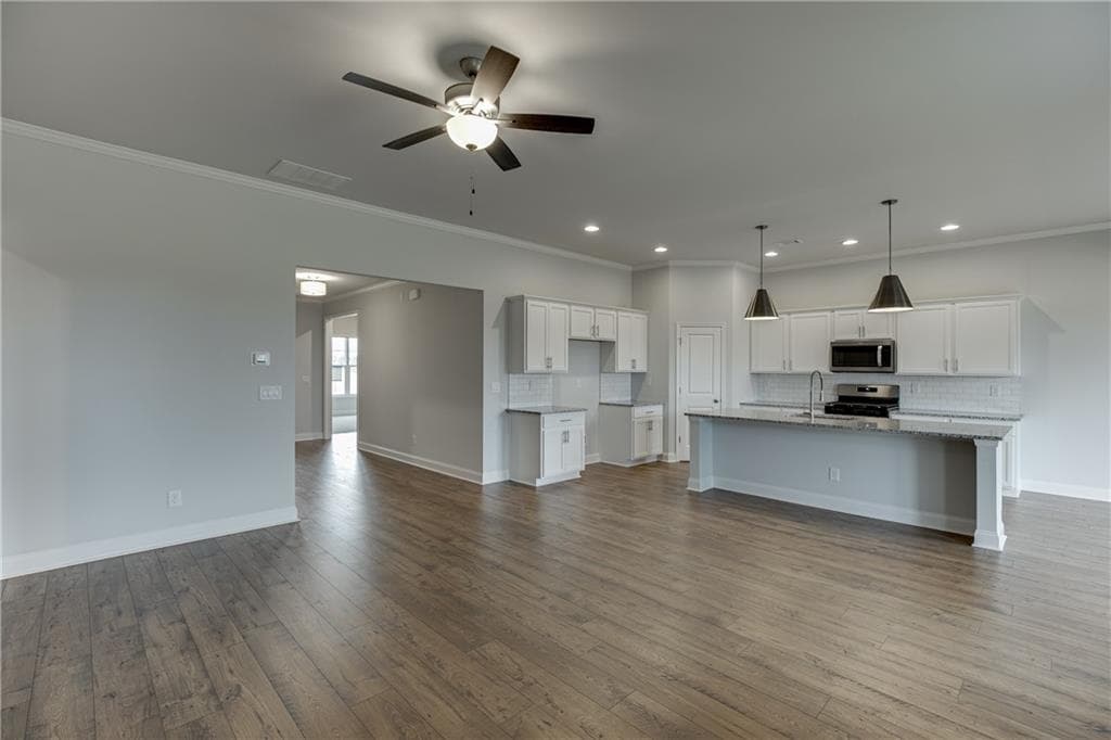 3 bedroom, 2 bathroom, 2,009 sq ft single family residence for sale at 210 Oakdale Road, Jefferson, GA 30549 — photo 8