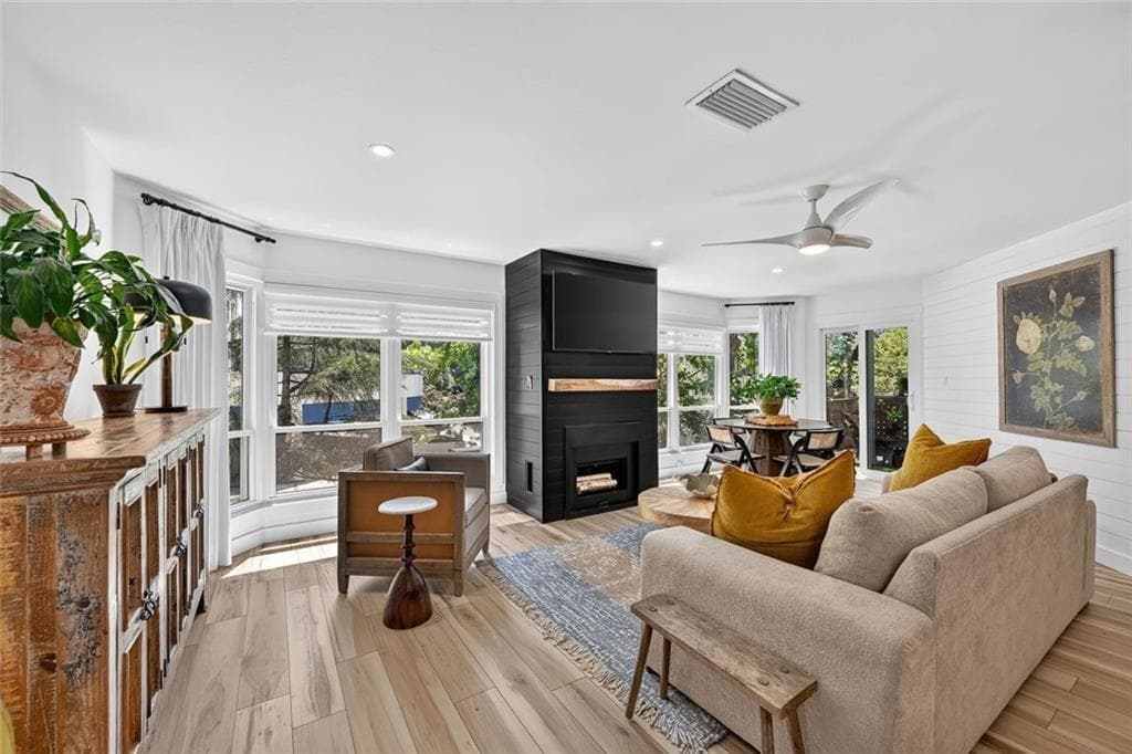 2 bedroom, 2 bathroom, 1,168 sq ft condominium for sale at 244 13th Street 201, Atlanta, GA 30309 — photo 1 of 39