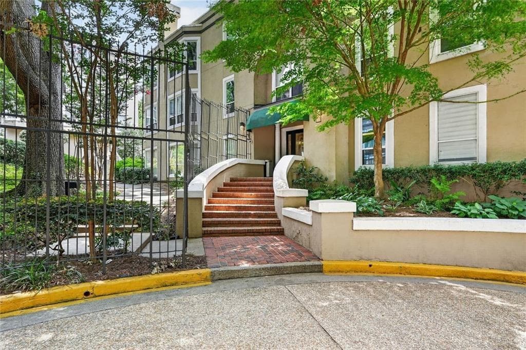 2 bedroom, 2 bathroom, 1,168 sq ft condominium for sale at 244 13th Street 201, Atlanta, GA 30309 — photo 2