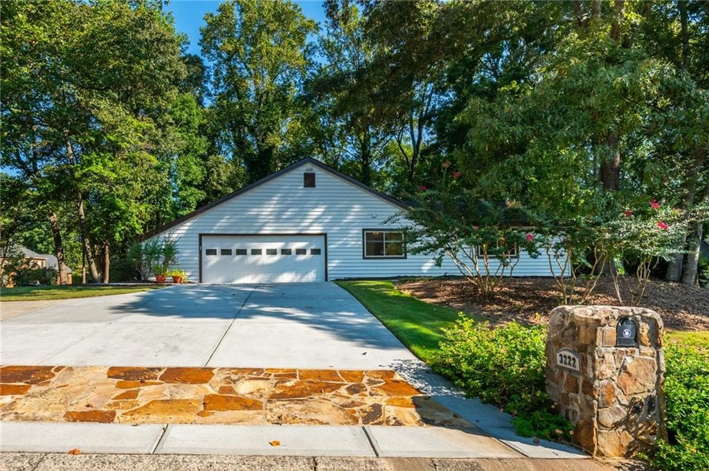5 bedroom, 3 bathroom, 3,731 sq ft single family residence for sale at 3222 Turtle Lake Drive, Marietta, GA 30067 — photo 4