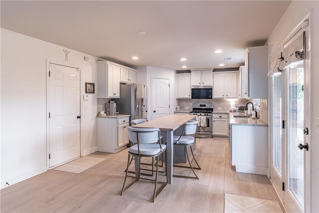 5 bedroom, 3 bathroom, 2,812 sq ft single family residence for sale at 5703 Shore Isle Court, Flowery Branch, GA 30542 — photo 2
