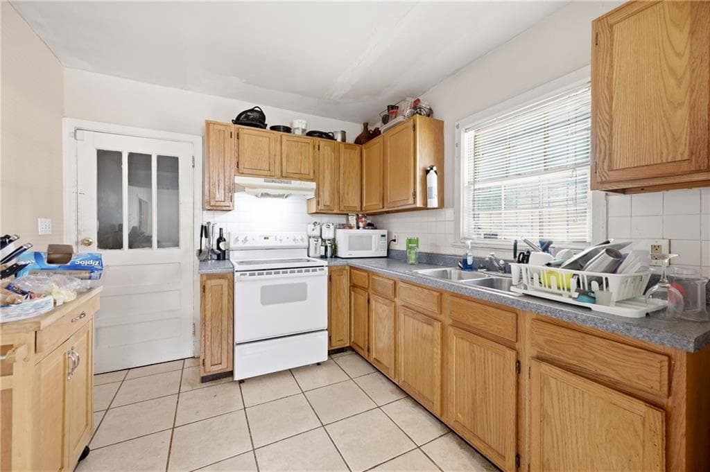 3 bedroom, 2 bathroom, 1,962 sq ft single family residence under contract at 1337 Pollard Drive, Atlanta, GA 30311 — photo 5