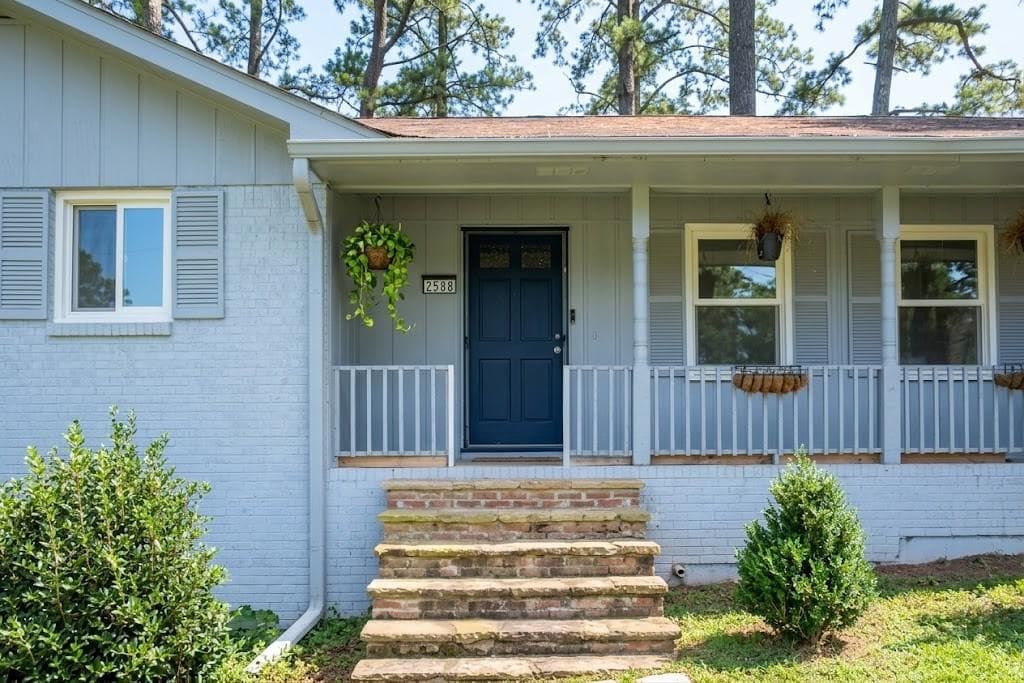 6 bedroom, 4 bathroom, 3,548 sq ft single family residence for sale at 2588 Kings Way, Lawrenceville, GA 30044 — photo 2