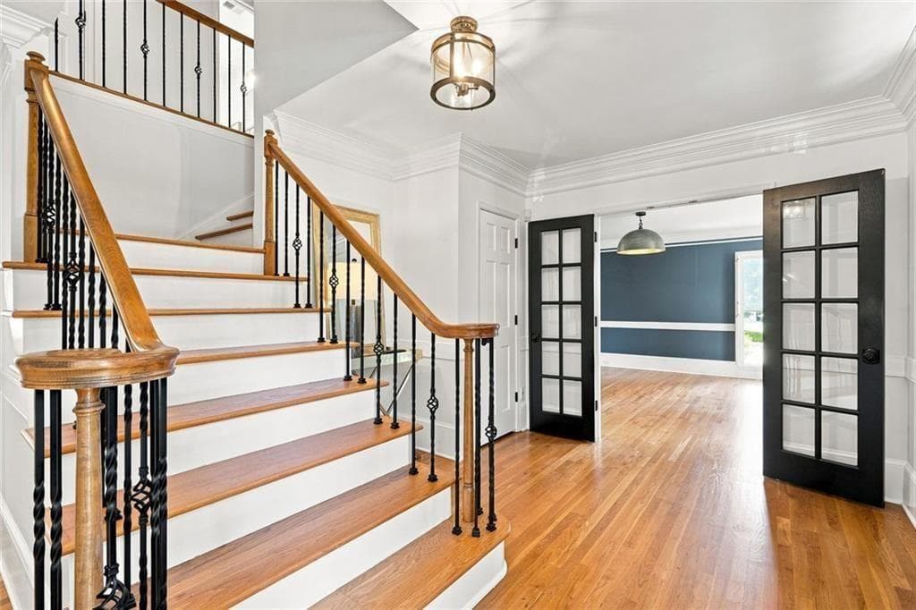 5 bedroom, 5 bathroom, 5,166 sq ft single family residence for sale at 7680 Dunvegan Close, Sandy Springs, GA 30350 — photo 4