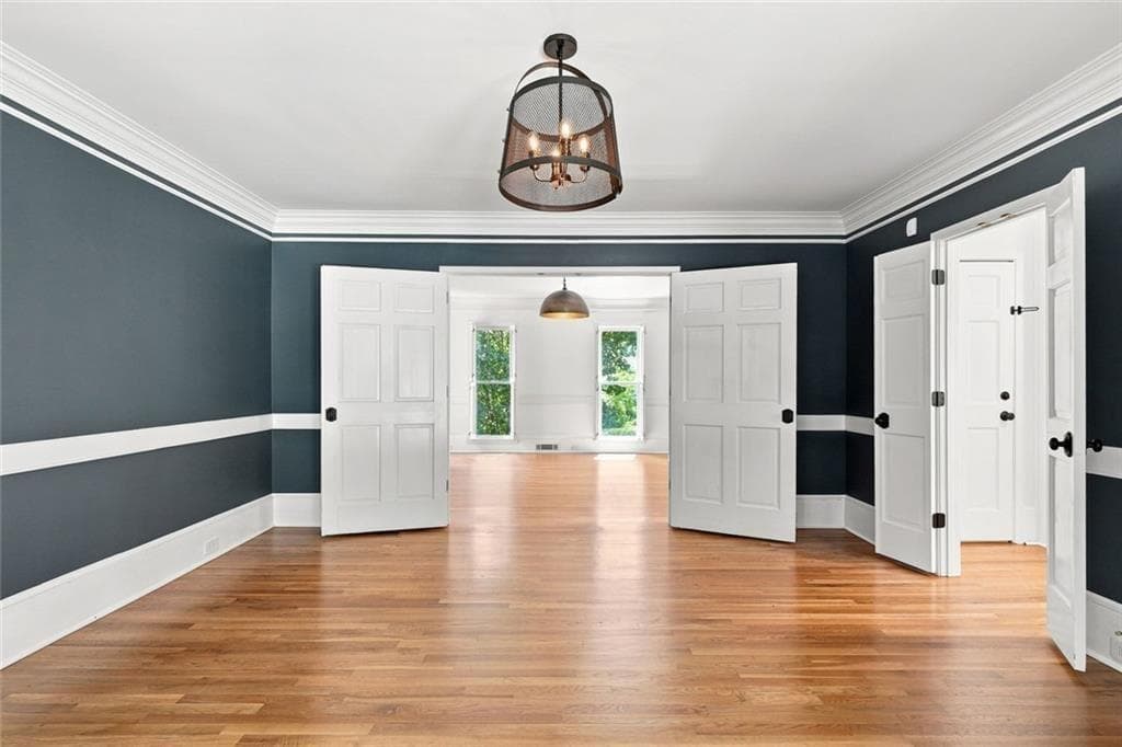 5 bedroom, 5 bathroom, 5,166 sq ft single family residence for sale at 7680 Dunvegan Close, Sandy Springs, GA 30350 — photo 10