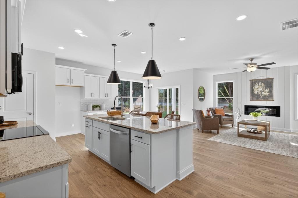 3 bedroom, 3 bathroom, 1,829 sq ft townhouse for sale at 169 Windsor Park Court, Jefferson, GA 30549 — photo 3