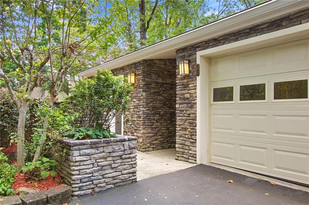 3 bedroom, 3 bathroom, 2,872 sq ft townhouse under contract at 64 Basswood Circle, Sandy Springs, GA 30328 — photo 2