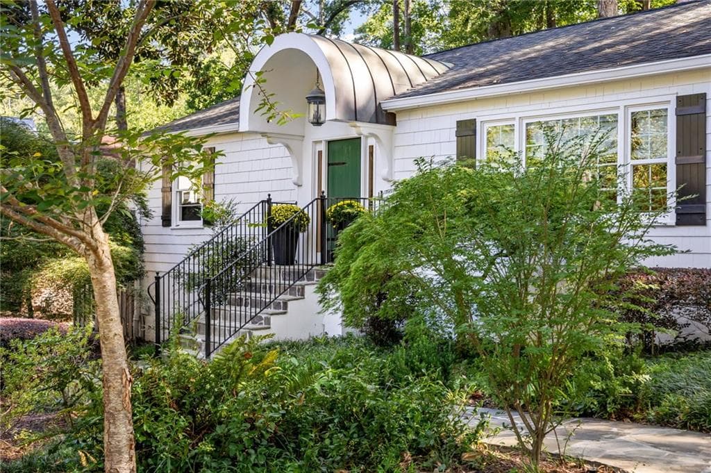 3 bedroom, 2 bathroom single family residence under contract at 3177 Towerview Drive, Atlanta, GA 30324 — photo 2