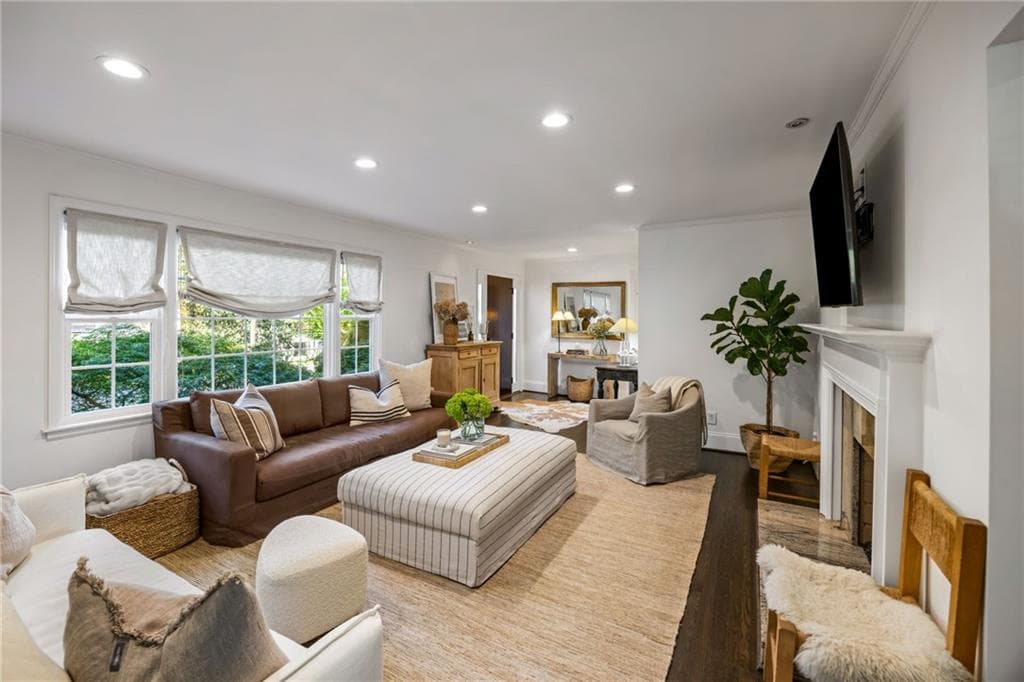 3 bedroom, 2 bathroom single family residence under contract at 3177 Towerview Drive, Atlanta, GA 30324 — photo 4