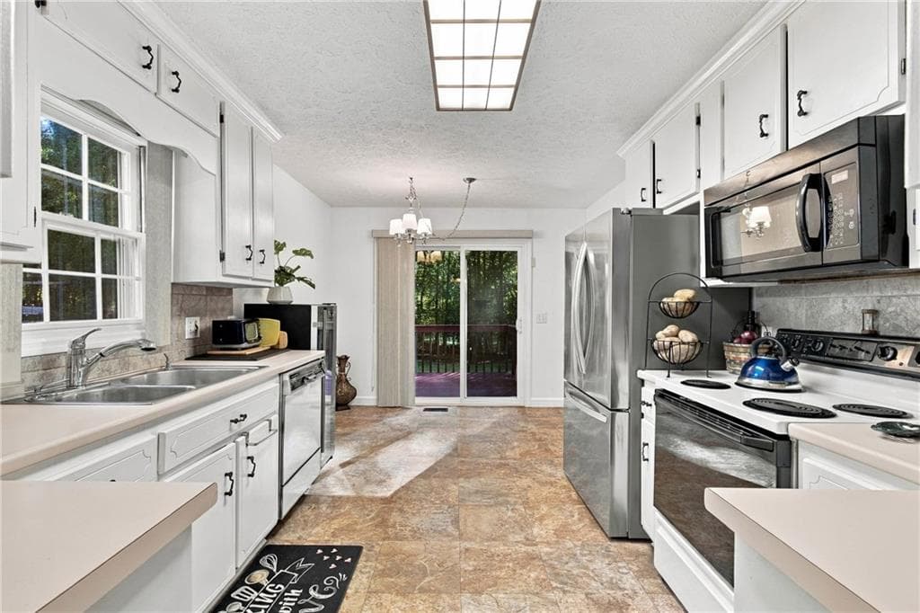 3 bedroom, 3 bathroom, 2,323 sq ft single family residence for sale at 322 Mariner Circle, Woodstock, GA 30189 — photo 7