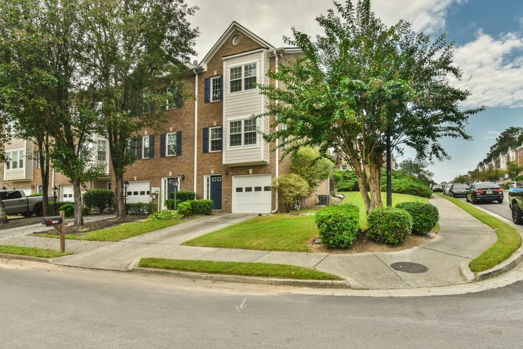 2 bedroom, 3 bathroom, 1,834 sq ft townhouse for sale at 2184 Mill Garden Run, Buford, GA 30519 — photo 2