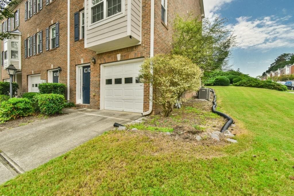 2 bedroom, 3 bathroom, 1,834 sq ft townhouse for sale at 2184 Mill Garden Run, Buford, GA 30519 — photo 5