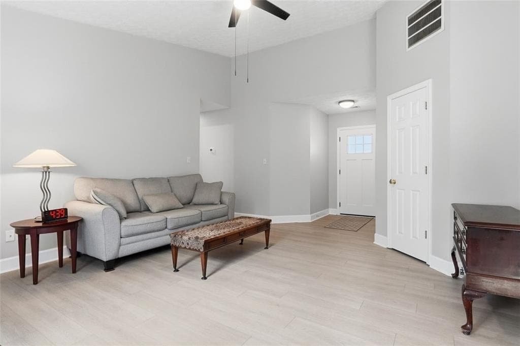 3 bedroom, 2 bathroom, 1,499 sq ft single family residence under contract at 1215 Hillcrest Glenn Circle, Sugar Hill, GA 30518 — photo 5