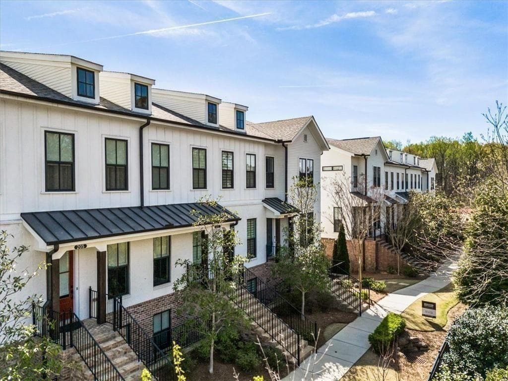 3 bedroom, 4 bathroom, 2,500 sq ft townhouse for sale at 205 Phillips Lane, Alpharetta, GA 30009 — photo 2