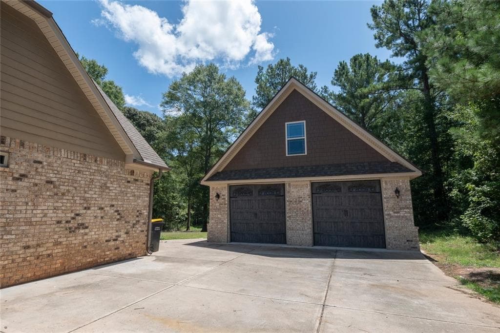 6 bedroom, 4 bathroom, 3,549 sq ft single family residence for sale at 155 Chantilly Lane, Fayetteville, GA 30215 — photo 4