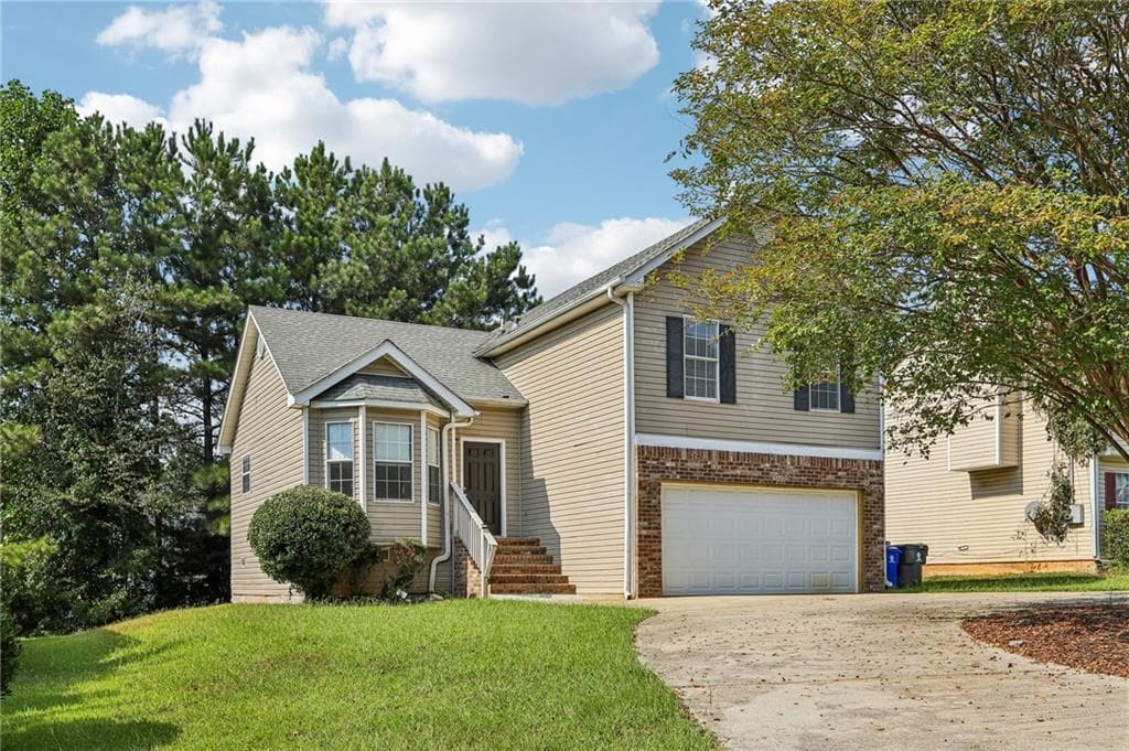 3 bedroom, 3 bathroom, 1,336 sq ft single family residence for sale at 4031 Robin Circle, Atlanta, GA 30349 — photo 1 of 25