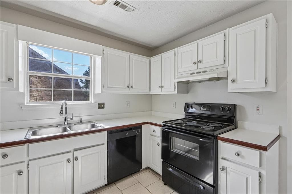 3 bedroom, 3 bathroom, 1,336 sq ft single family residence for sale at 4031 Robin Circle, Atlanta, GA 30349 — photo 9