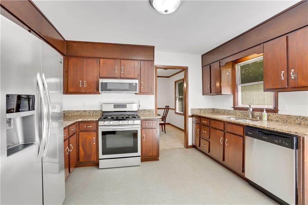 4 bedroom, 3 bathroom, 2,189 sq ft single family residence under contract at 1419 Churchill Way, Marietta, GA 30062 — photo 4