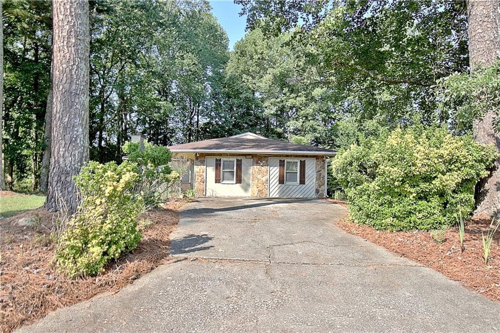 4 bedroom, 2 bathroom, 2,024 sq ft single family residence for sale at 6430 Beethoven Circle, Riverdale, GA 30296 — photo 2