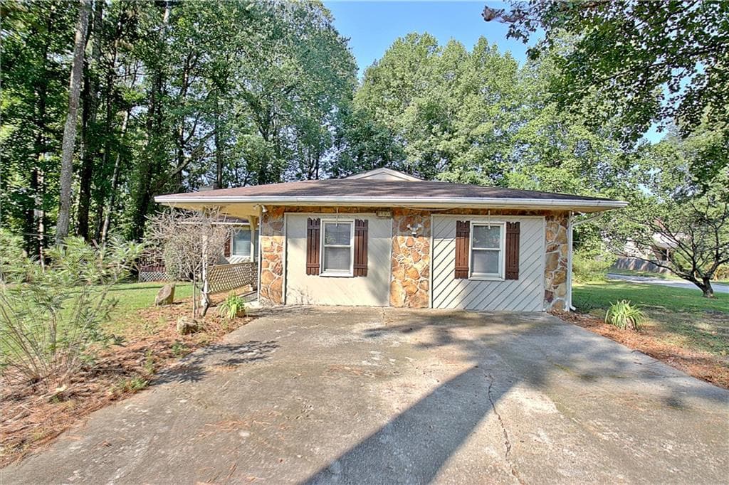 4 bedroom, 2 bathroom, 2,024 sq ft single family residence for sale at 6430 Beethoven Circle, Riverdale, GA 30296 — photo 3