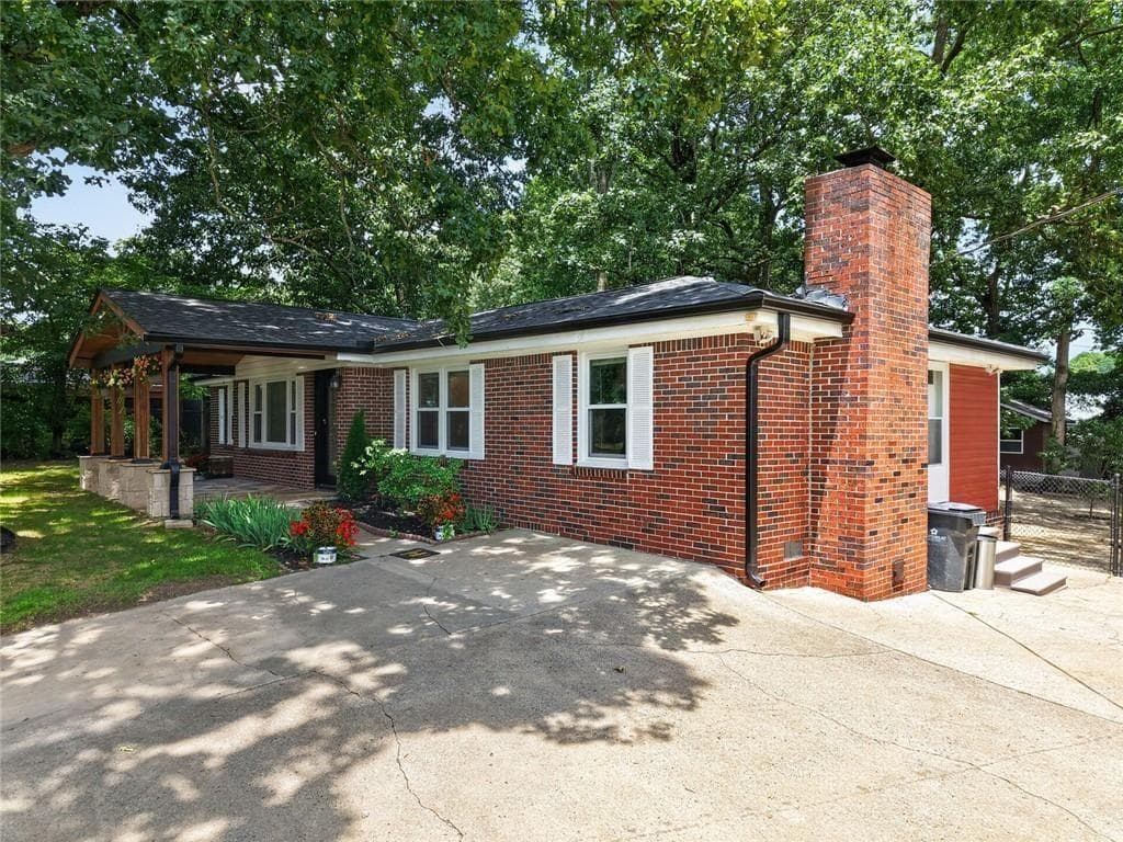 3 bedroom, 2 bathroom, 1,620 sq ft single family residence for sale at 797 E Morningside Drive, Lawrenceville, GA 30043 — photo 3