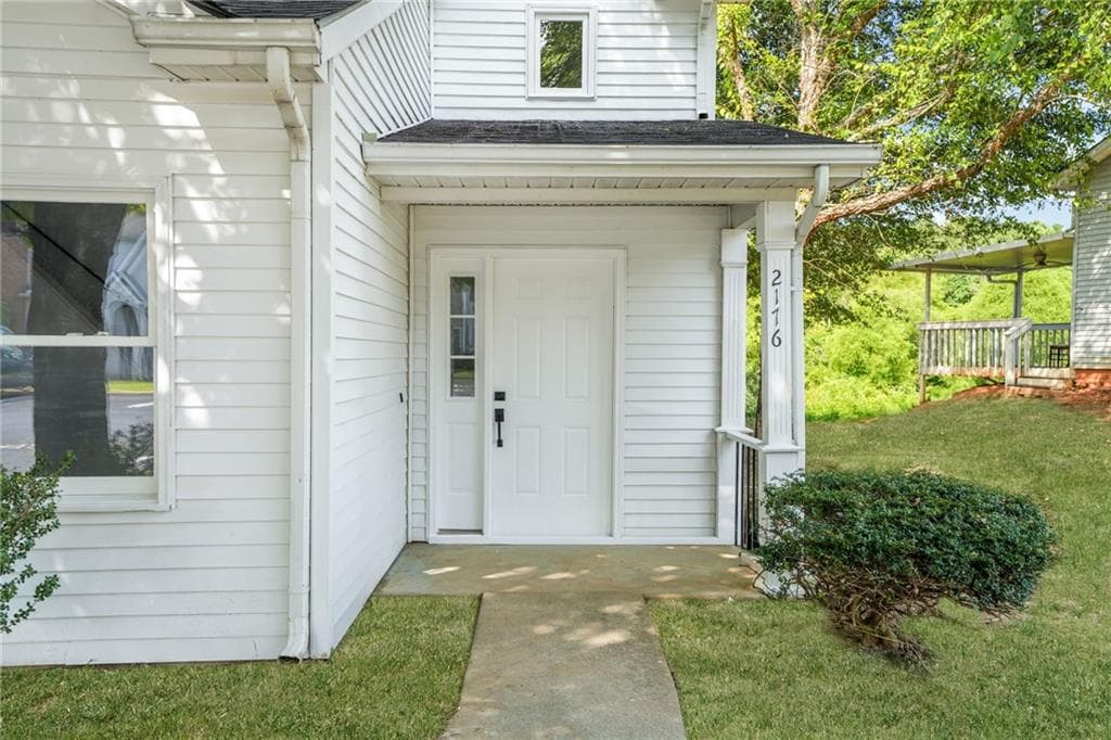 2 bedroom, 2 bathroom, 1,296 sq ft townhouse for sale at 2176 Wellington Circle, Lithonia, GA 30058 — photo 3