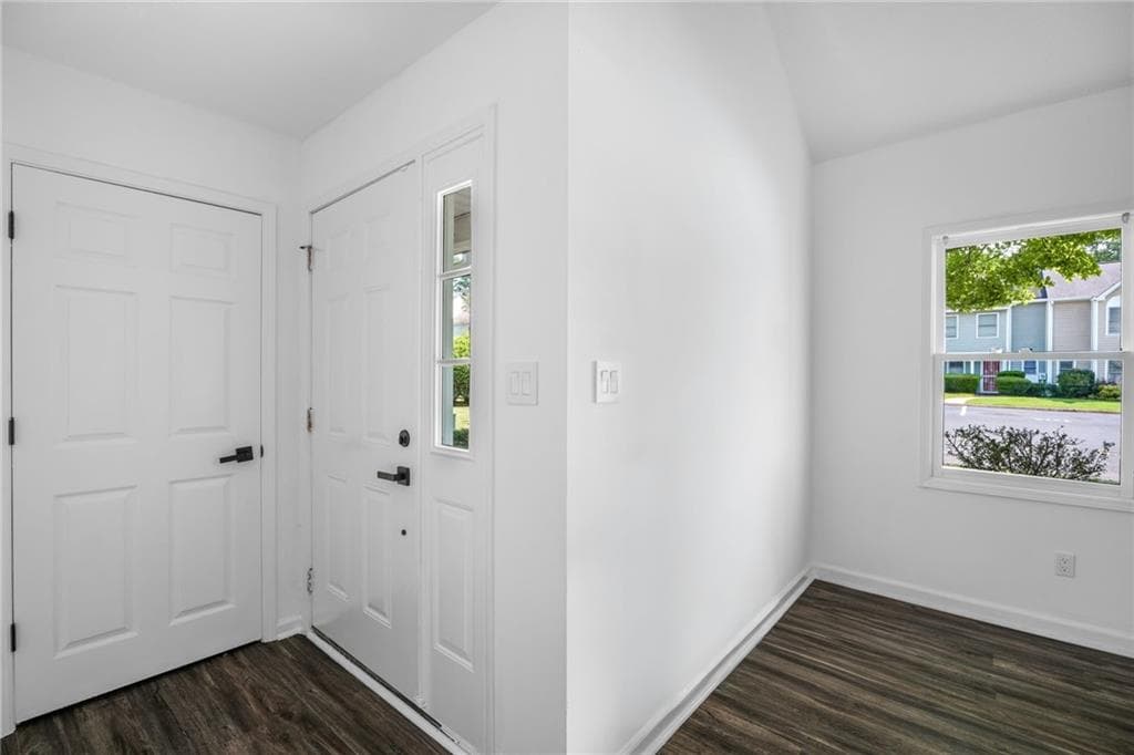 2 bedroom, 2 bathroom, 1,296 sq ft townhouse for sale at 2176 Wellington Circle, Lithonia, GA 30058 — photo 4