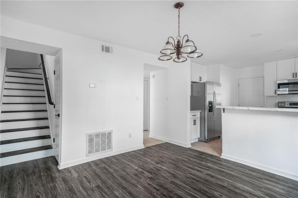 2 bedroom, 2 bathroom, 1,296 sq ft townhouse for sale at 2176 Wellington Circle, Lithonia, GA 30058 — photo 9