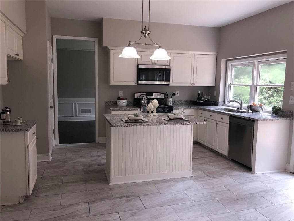 4 bedroom, 3 bathroom, 2,174 sq ft single family residence for sale at 7140 Collingsworth Place, Cumming, GA 30041 — photo 6