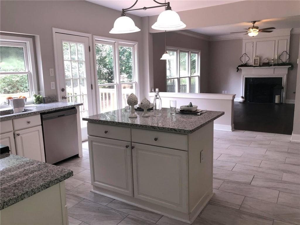 4 bedroom, 3 bathroom, 2,174 sq ft single family residence for sale at 7140 Collingsworth Place, Cumming, GA 30041 — photo 7