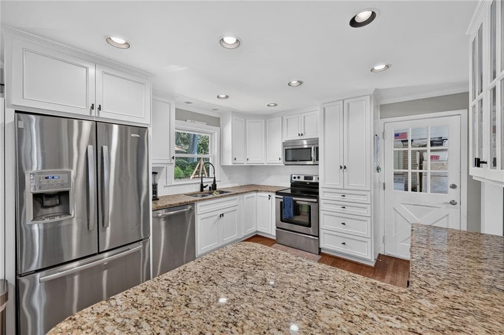 3 bedroom, 2 bathroom, 1,946 sq ft single family residence for sale at 2381 Bradcliff Court, Atlanta, GA 30345 — photo 6