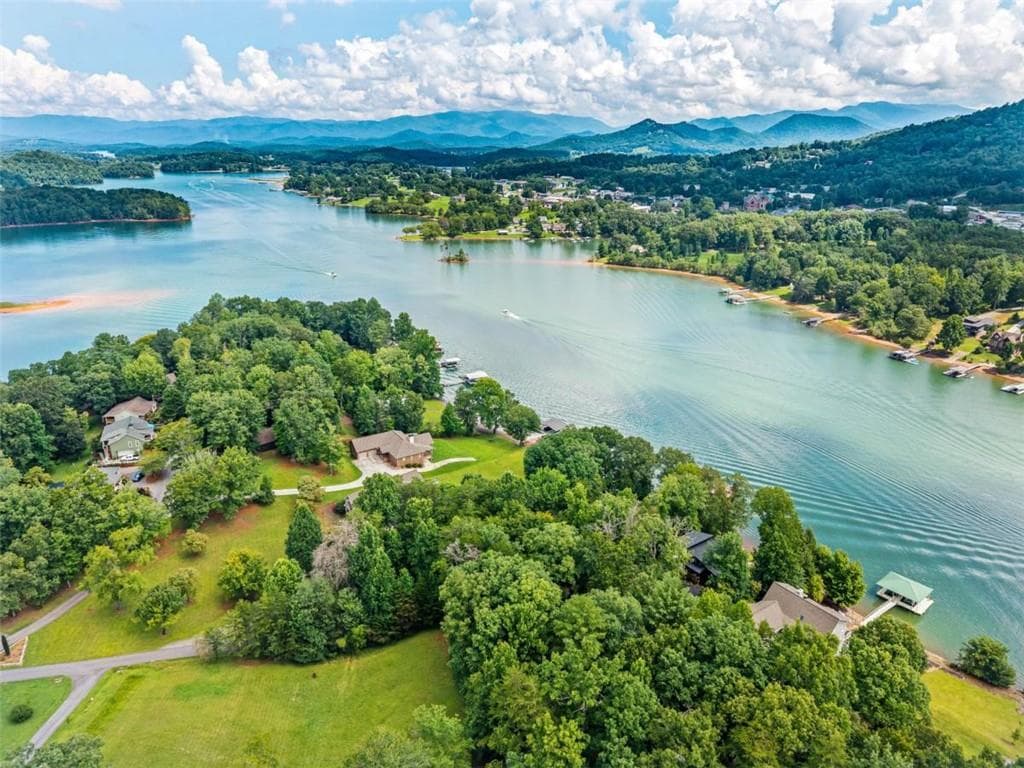 3 bedroom, 3 bathroom, 1,932 sq ft single family residence for sale at 169 Windjammer Spur, Hiawassee, GA 30546 — photo 7
