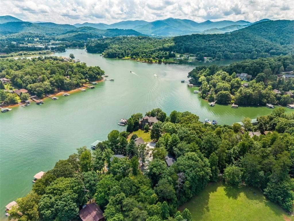 3 bedroom, 3 bathroom, 1,932 sq ft single family residence for sale at 169 Windjammer Spur, Hiawassee, GA 30546 — photo 8