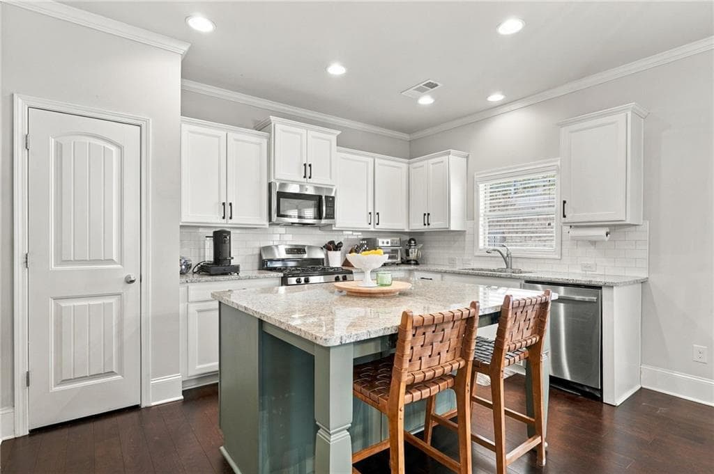 3 bedroom, 3 bathroom, 2,104 sq ft single family residence under contract at 618 Providence Walk Place, Canton, GA 30114 — photo 3