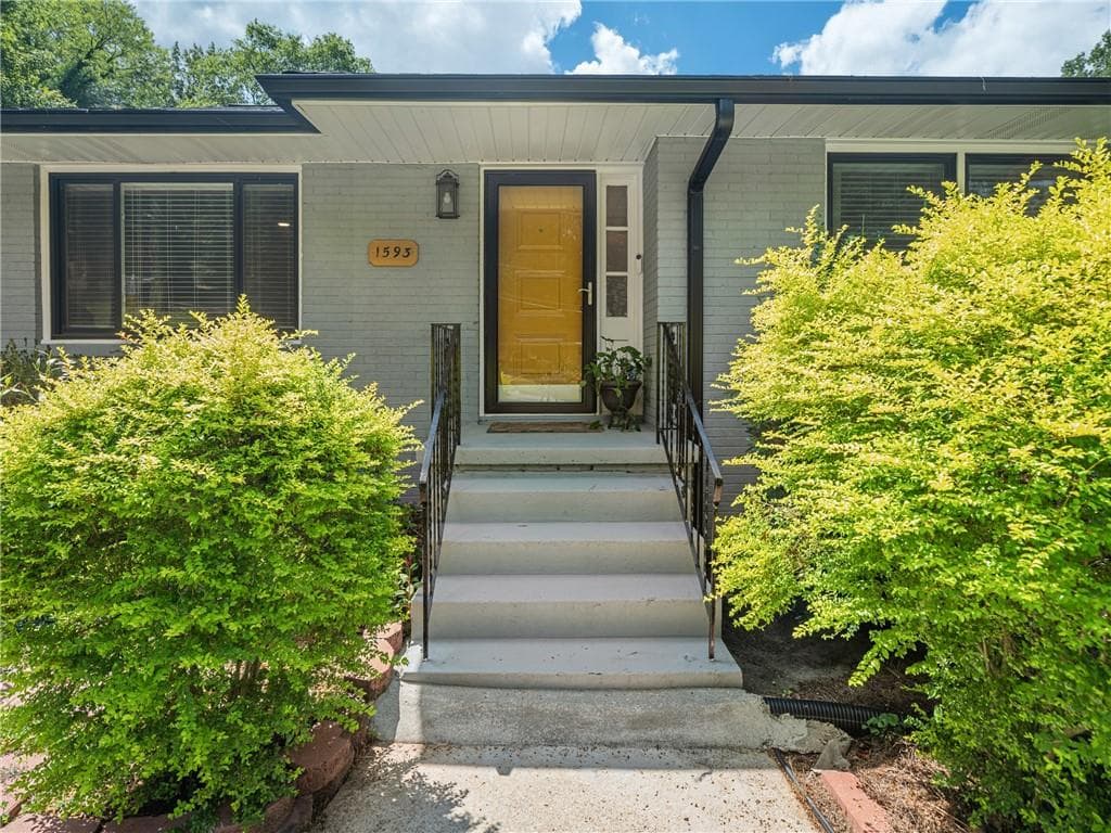 3 bedroom, 3 bathroom, 2,200 sq ft single family residence for sale at 1593 Mill Acres Drive, Atlanta, GA 30311 — photo 3